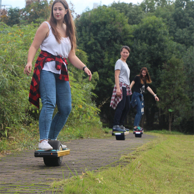 Il surf manuale automatico di Onewheel con uno grande spinge nel mezzo
