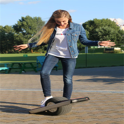 Surf elettrico 18-25km di Onewheel un pattino manuale della ruota con la guardia Rail